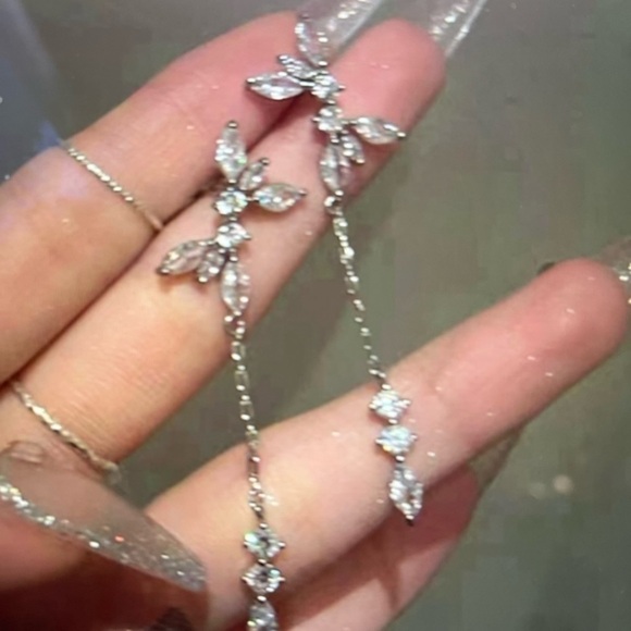 Jewelry - Fashion Jewelry, Alloy Inlay Rhinestones, Drop Pierced Dangly Earrings.